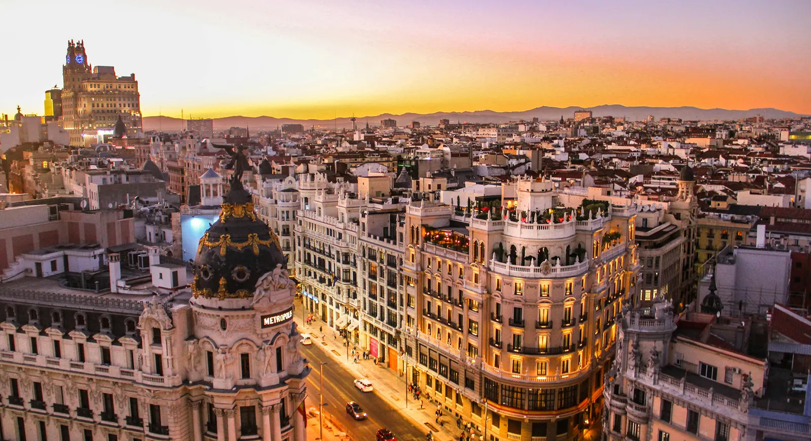 Vista aérea de edificios emblemáticos de Madrid al atardecer